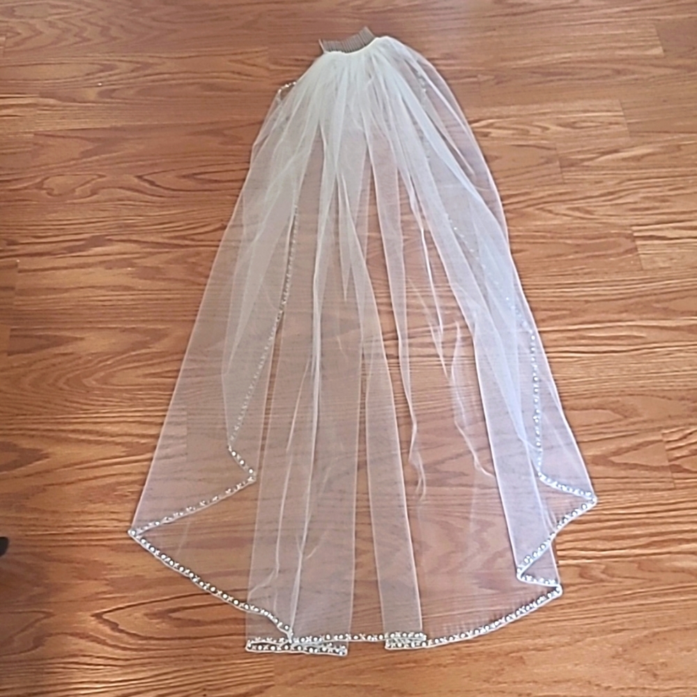 Fingertip length veil